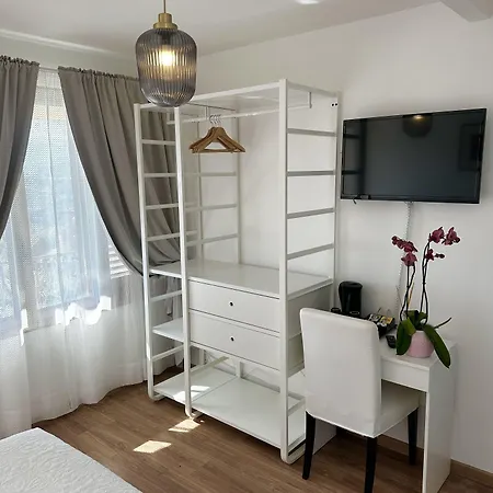 Greta & 2*