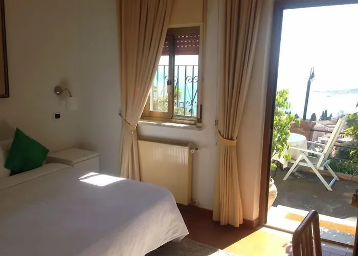 Отель Greta & 2*