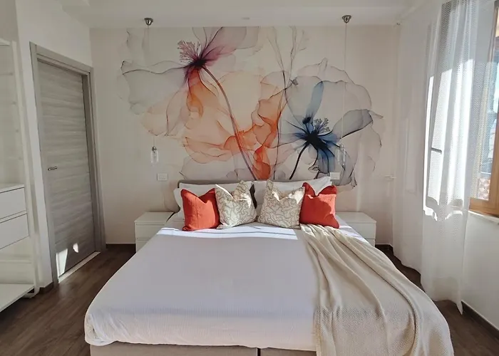 Отель Greta & 2*