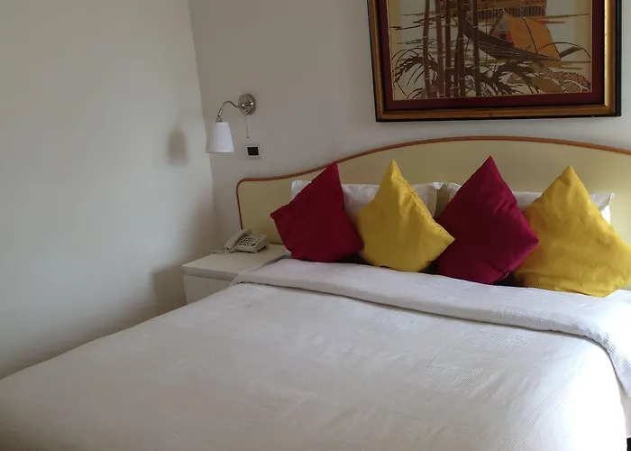 Отель Greta & 2*