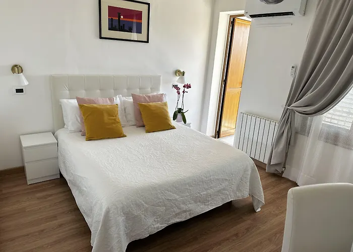 Отель Greta & 2*