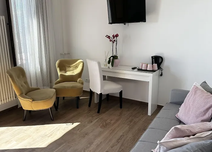 Отель Greta & 2*